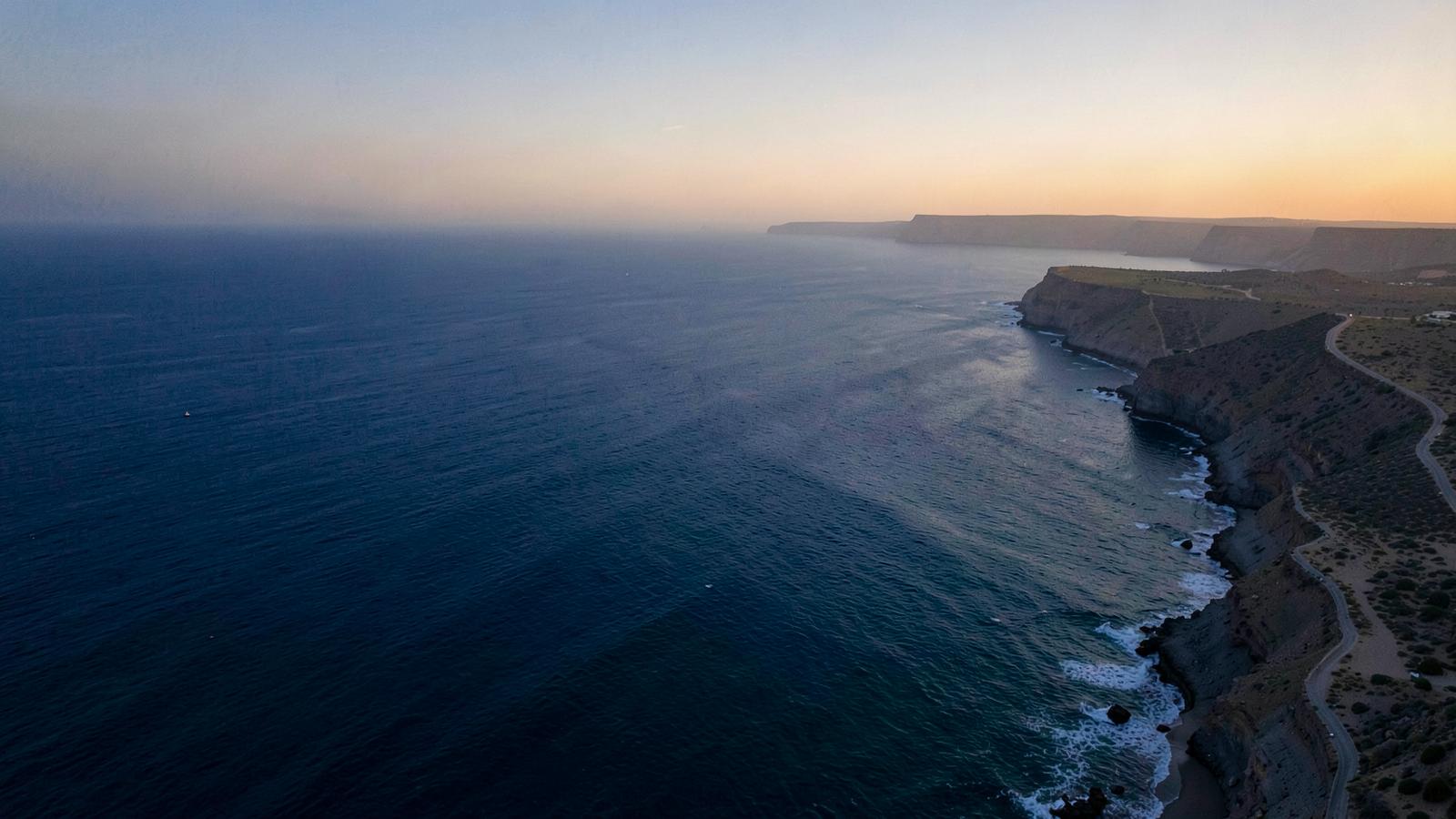 Vue aérienne de l'océan Atlantique le long du littoral marocain